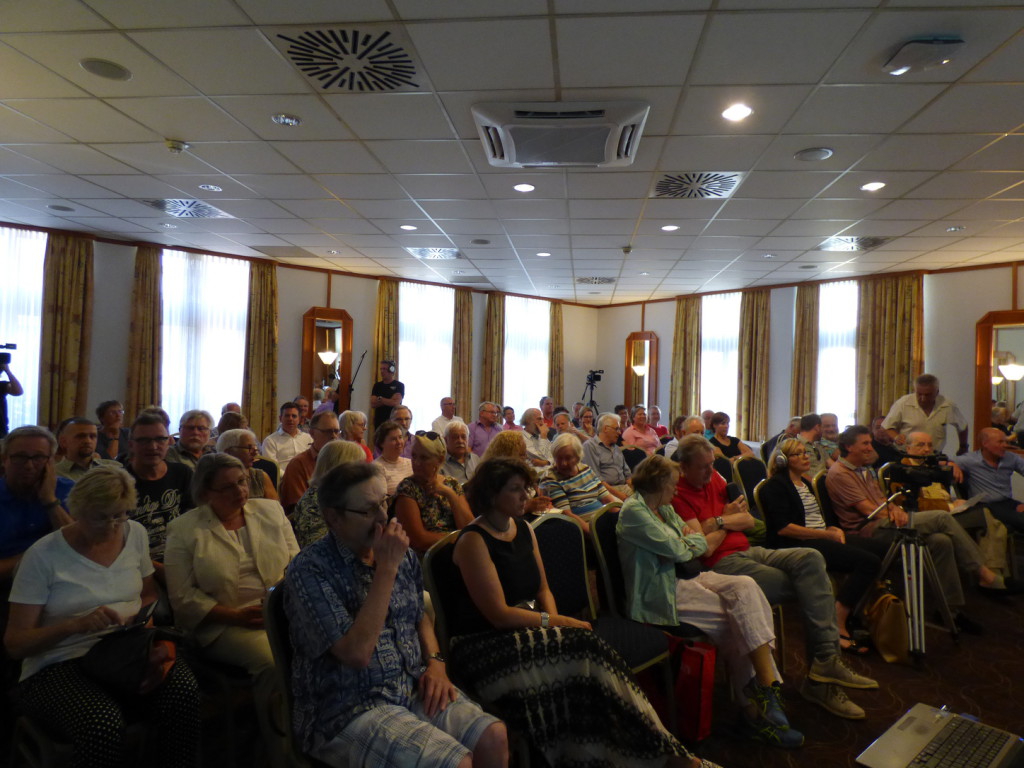 Im Achat-Hotel in Neustadt verfolgten die Zuhörer gespannt, was die Kandidaten zu sagen hatten. Foto: Pfalz-Express/Ahme