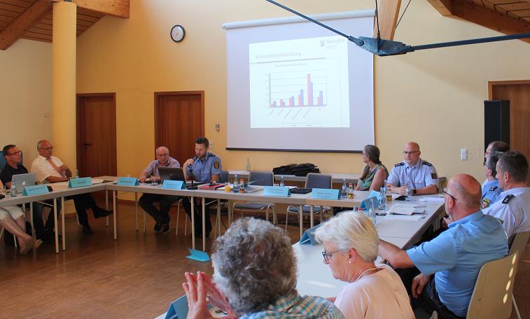 Beamte der PI Wörth bei der Ratssitzung am 1. Juni. Fotos: Pfalz-Express