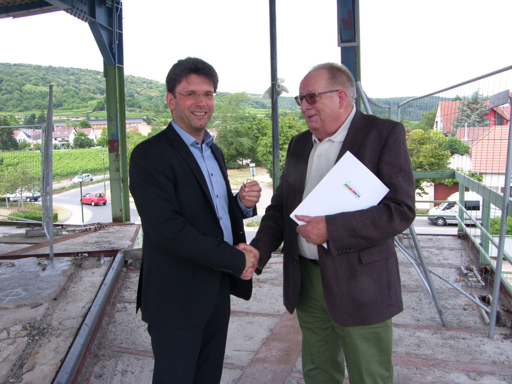 Bürgermeister Glogger und Peter Schwab (r.) sind sich einig: Die Gondelbahn soll wieder fahren. Foto: Pfalz-Express/Ahme