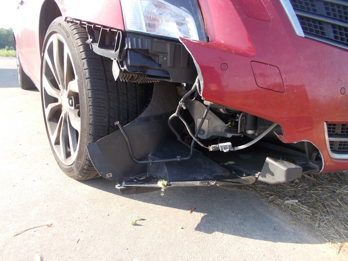 Nicht nur die Reifen, sondern auch die rechte Fahrzeugfront war beschädigt. Foto: Polizei