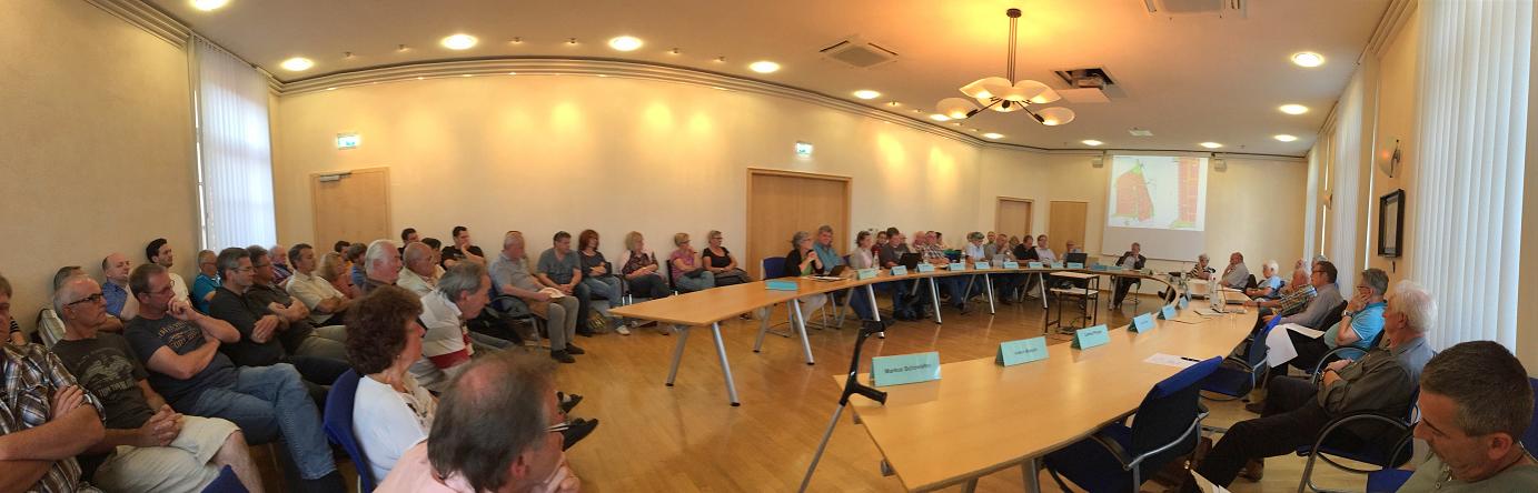Proppenvoller Sitzungssaal: Die Bürger hatten großes Interesse am Thema Straßenführung zu "K2". Foto: Pfalz-Express/Licht