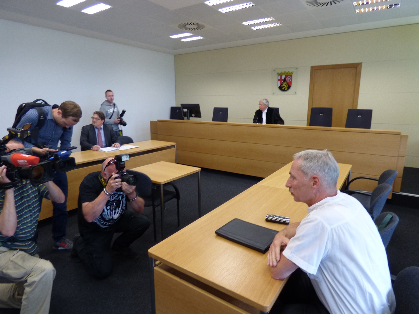 Prozess mit großem Medienrummel: Rechts Beklagter Klaus Amstrop. links am Tisch Kai Bitzer. Foto: Pfalz-Express/Ahme