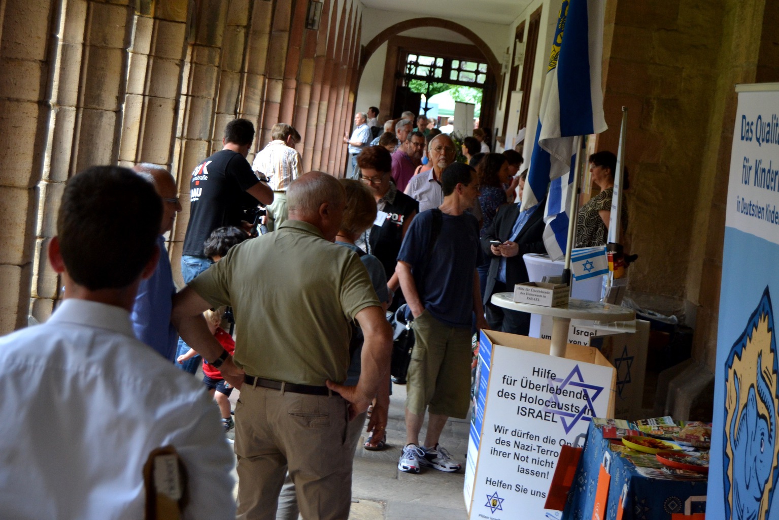 Im Zuge der Preisverleihung präsentierten zahlreiche Vereine und Organisationen sich und ihre Arbeit im Kreuzgang der Augustinerkirche. Foto: ld