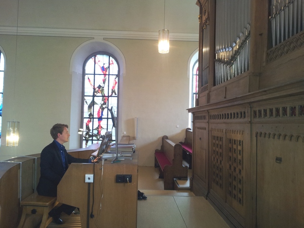 Martin Erhard begann den Orgelspaziergang mit einem Konzert in der katholischen Kirche. Foto: Pfalz-Express/Ahme