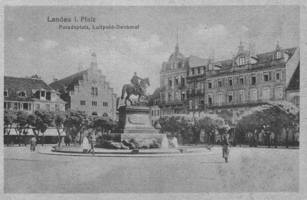 Landauer Rathausplatz mit Luitpolddenkmal - alte Postkarte von 1919. Quelle: privat