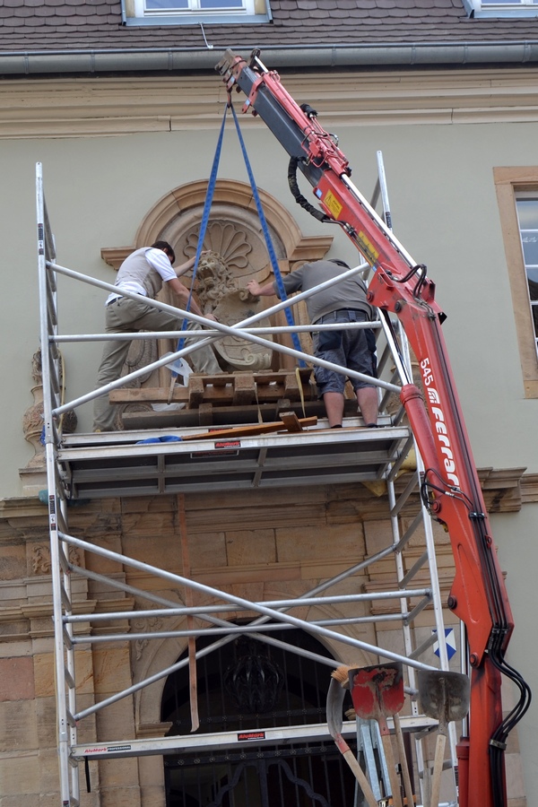 Vorsichtig wurde die rund 350 Kilogramm schwere Statue eingehoben. Foto: ld