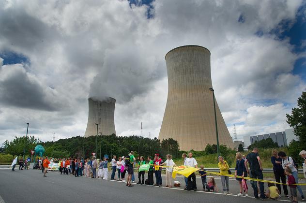 Menschenkette in Tihange: Gefordert wird die sofortige Abschaltung zweier belgischer Atommeiler. Foto: Copyright Heike Lachmann. 