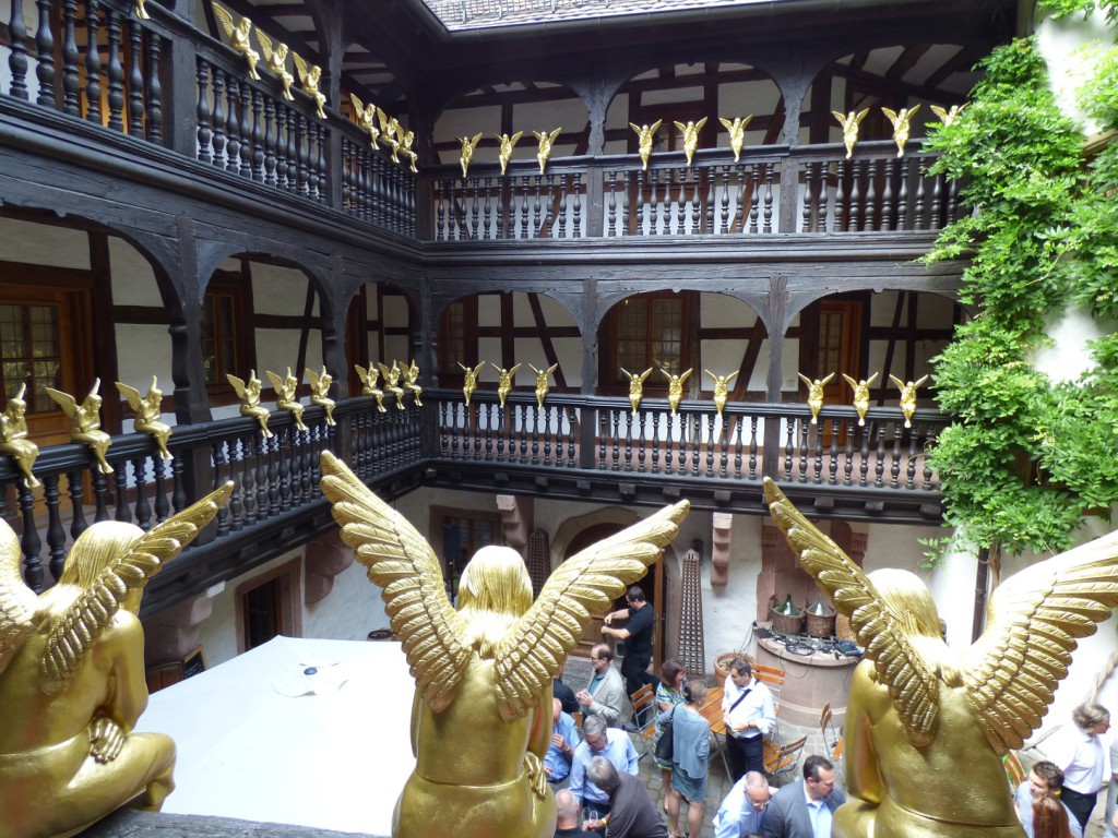 70 Goldene Engel schauen auf die Besucher herab. Foto: Pfalz-Express/Ahme