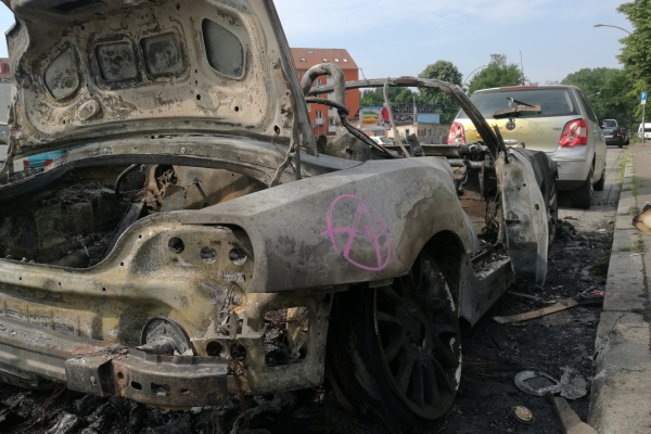Ausgebranntes Auto nach Anti-G20-Protestnacht in Hamburg