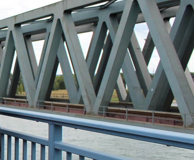 Wenn die Rheinbrücke für Autos gesperrt ist, wird es eng in den Zügen. Foto: Pfalz-Express