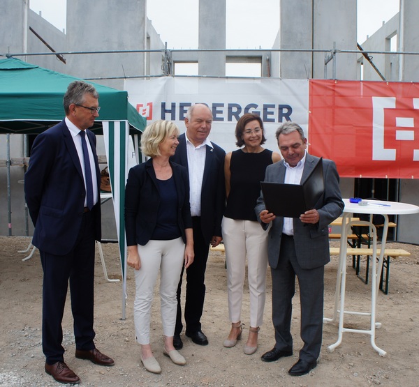 Ulrich Dexheimer (ISB), Finanz-und Bauministerin Doris Ahnen, Oberbürgermeister Hans Georg Löffler, Barbara Hornbach und Dietmar Kurz (WBG) (von links nach rechts). Fotonachweis: ISB