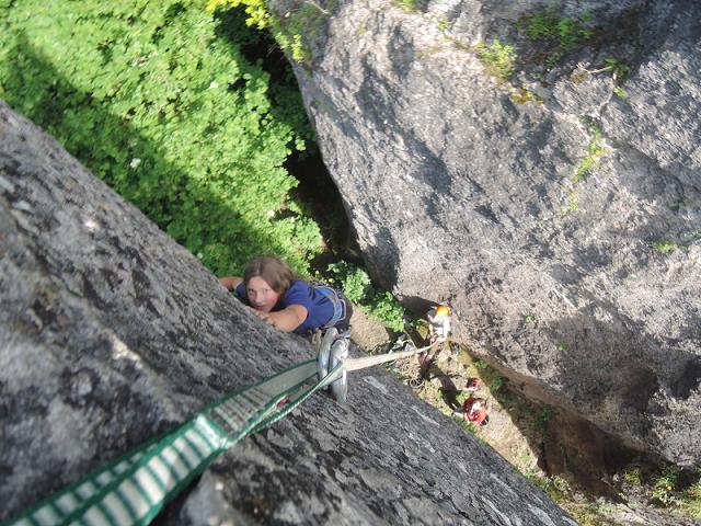 Nils Jahn (Klasse 7d) erklettert den Steinfelder Turm über dessen Südostkante. Fotos: v. privat