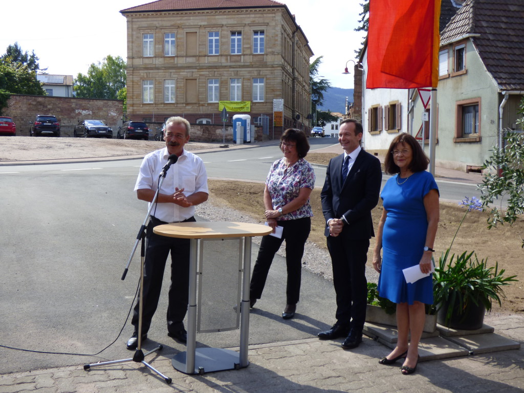 VG-Bürgermeister Gouasé (l.): "Ein wichtiger Moasikstein für die Edenkobener Verkehrsinfrastruktur". Foto: Pfalz-Express/Ahme