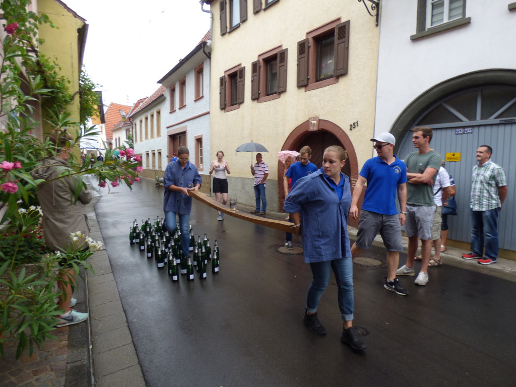 Durch die Flaschen balancieren ist eine besondere Kunst. Foto: Pfalz-Express/Ahme
