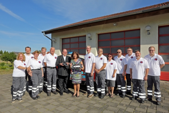 Als Vorsitzende des DRK Kreisverbandes Südliche Weinstraße übergab Theresia Riedmaier ein AED-Gerät mit EKG-Überwachung und Sauerstoff-Fingersensor, welches bei Herz-Kreislaufstillstand eingesetzt wird und damit ein wichtiges Hilfsmittel für die First-Responder-Gruppe darstellt. Foto: kv-süw