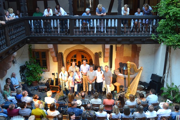Bürgermeister und Kulturdezernent Dr. Maximilian Ingenthron, der die „Kleine Montagsreihe“ im Frank-Loebschen-Haus offiziell eröffnete, dankte dem Verein Kulturzentrum Altstadt und dessen Programmausschuss für die herausragende Organisation. Foto: ld