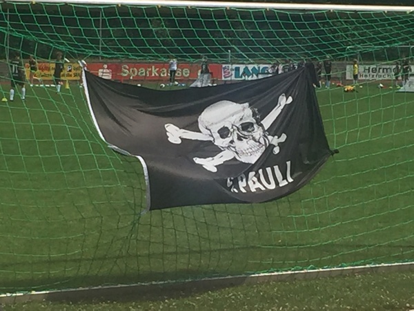 Die Fahne ist gehisst: St. Pauli ist in Landau angekommen. Foto: red