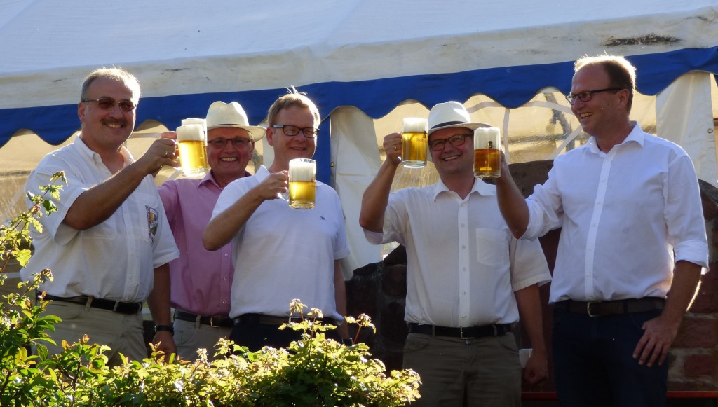 Ein kühles Bier aus dem Bierbrunnen: Prost auf die Ramberger Bürstenbinderkerwe. Foto: PFalz-Express/Ahme