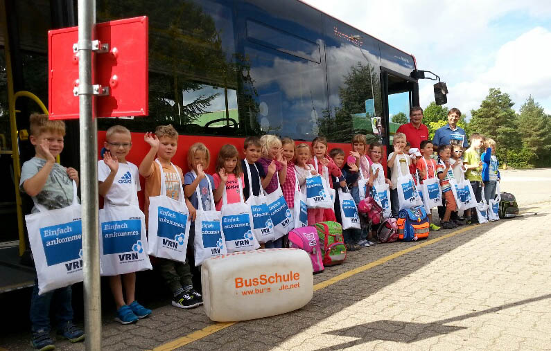 Schulleiter Christian Eberle und Bustrainer Dirk Lehnhoff konnten den kleinen „Fahrschülern“ noch etwas beibringen. Foto: KV SÜW