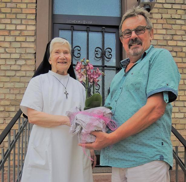 Schwester Theresa wird vom Stadtbürgermeister Franz Xaver Scherrer verabschiedet.