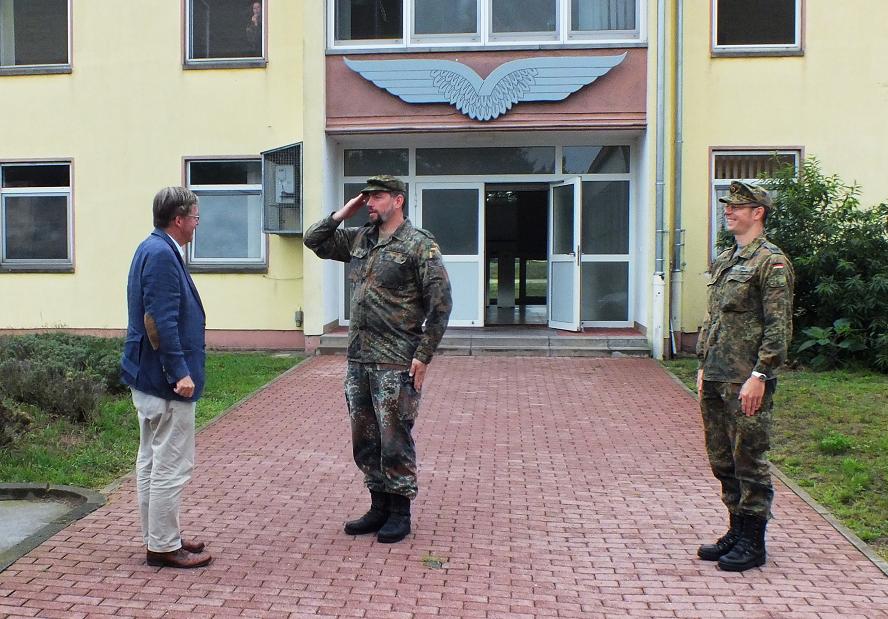 Hans-Peter Bartels wird begrüßt von Kommandeur Oberstleutnant Olboeter (Mitte) und dem stellvertretenden Kommandeur Major Ehret. Fotos: Wiedemann