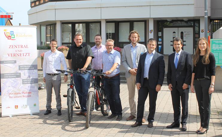 Die Bürgermeister Matthias Schardt (2.v.li.) und Reiner Hör (4.v.li). mit Vertretern der MTS-Gruppe. Fotos über VG Rülzheim