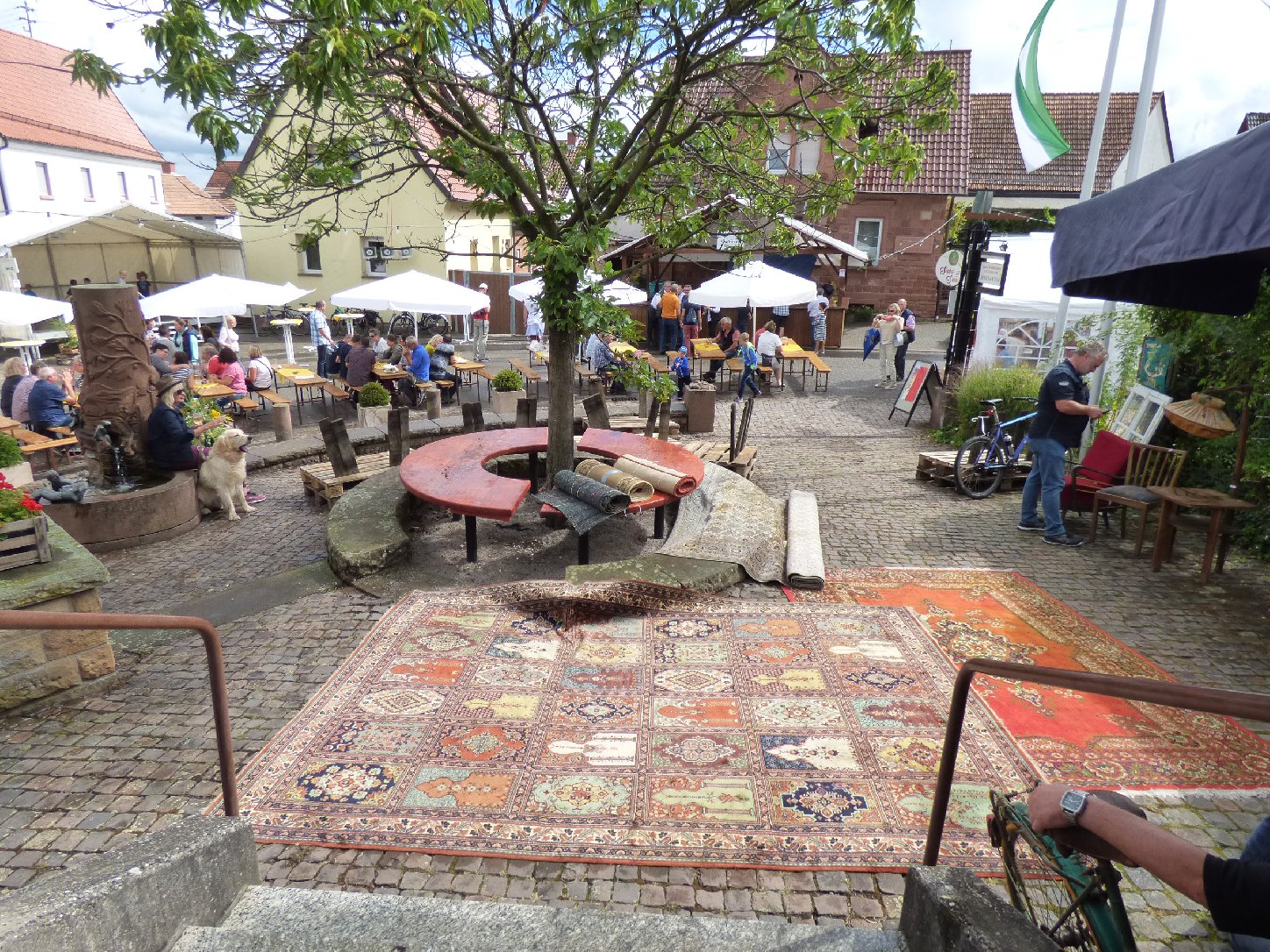 Auch Teppiche werden beim Flohmarkt veräußert. Foto: Pfalz-Express/Ahme