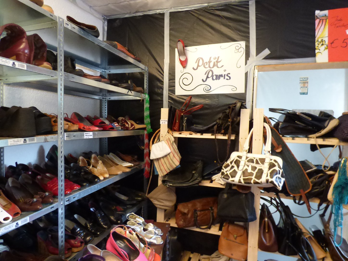 Auch Schuhe sollen neue Besitzerinnen finden. Foto: Pfalz-Express/Ahme