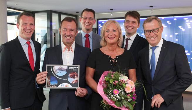 Heidi Becht wurde mit einem Reise nach Venedig für ihre Kreditkartentreue von der VR Bank Südpfalz und Mastercard belohnt (v.l.n.r.): Tim Schmidt (Kundenbetreuer der Gewinnerin), Dr. Uwe Drews (Ehemann der Gewinnerin), Oliver Kruse (Account Manager Mastercard), Heidi Becht aus Rülzheim (Gewinnerin), Christian Diehl (Transaktionsmanager DZ Bank AG) und Christoph Ochs (Vorsitzender des Vorstandes der VR Bank Südpfalz). Foto: über VR Bank