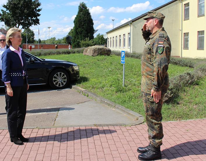 Der Kommandeur der Südpfalz-Kaserne, Oberstleutnant Maximilian Olboeter, begrüßt die Ministerin.