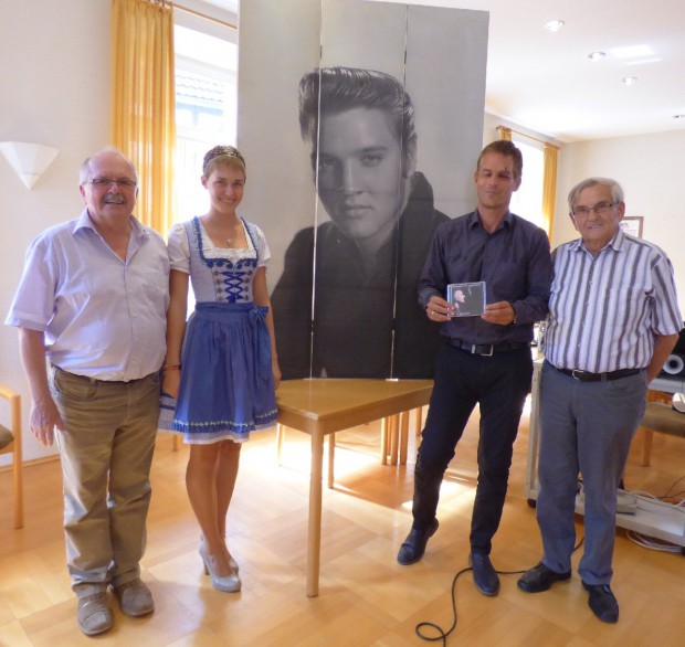 Hommage an Elvis: Otto Paul, Weinprinzessin Madeleine, Chris Brandon und Gerd Pressler (v.l.) Foto: Pfalz-Express/Ahme