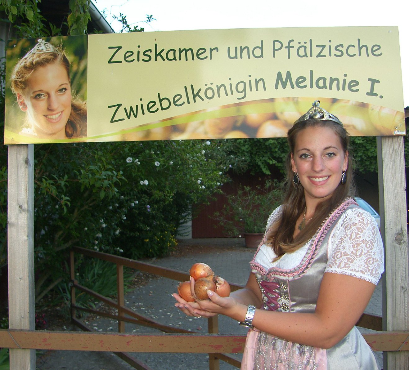 Zwiebelkönigin Melanie I. hat gute Ratschläge für ihre Nachfolgerin. Foto: Pfalz-Express/Ahme
