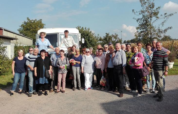 Viel Spaß und schöne Eindrücke nahmen die Teilnehmer von der Apfelgenusstour mit. Carmen Stolzenberger und Ralph Lehr behalten auf dem Bus den Überblick. Fotos: KV GER