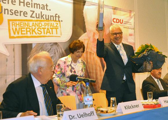 Fred-Holger Ludwig (stehend) nach seiner Wahl zum neuen Landesvorsitzenden der Senioren-Union mit seiner Amtsvorgängerin Helga Hammer. Foto: CDU Rheinland-Pfalz