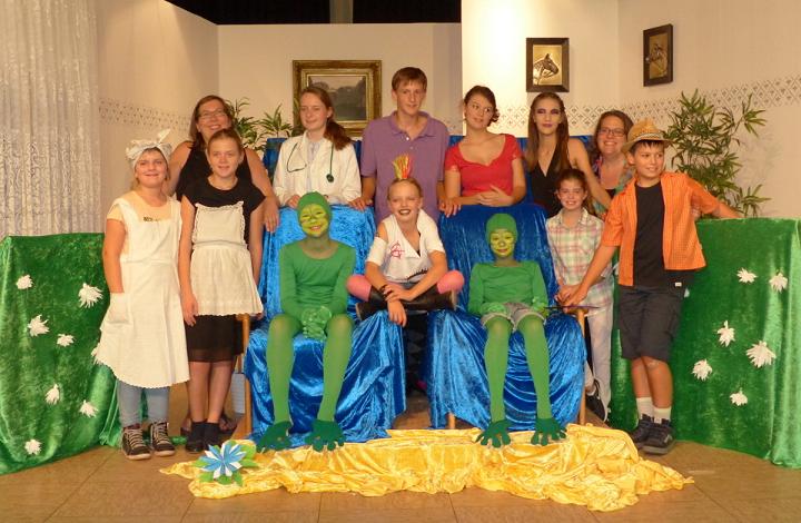 Die jungen Bühnenfrösche haben sich ganz dem Theater verschrieben. Fotos: v. privat