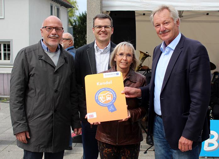 Stolz auf das neue Prädikat: Verbandsbürgermeister Volker Poß, Mathias Paul, der stellvertretender Verbandsdirektor ZSPNO, Sabine Bock, Leiterin Südpfalz-Tourismus Kandel und Stadtbürgermeister Günther Tielebörger (v.li.). Fotos: Pfalz-Express/Licht