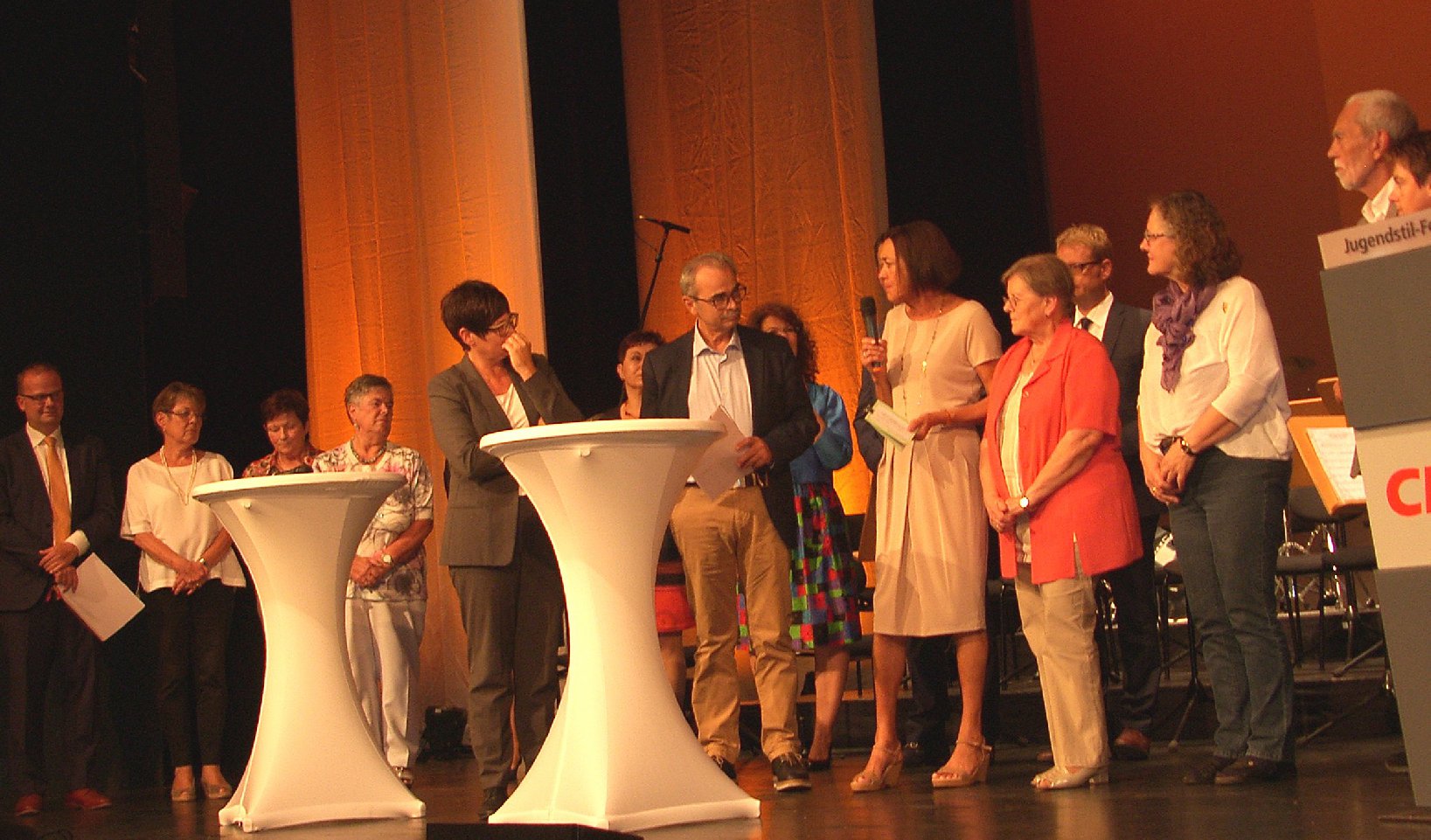 Peter Lerch bedankte sich stellvertretend bei Gerlinde Rahm (r.) für das Engagement des Vereins. Foto: Pfalz-Express