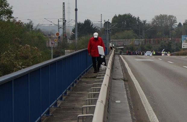Momentan ist es auf der bestehenden Brücke für Radfahrer und Fußgänger mehr als eng. Foto: Pfalz-Express