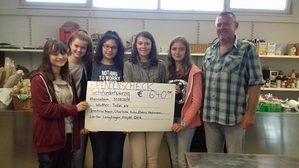 640 Euro sind zusammengekommen: Die Schülerinnen mit Tafel-Leiter Thomas Stuhlik. Fotos: v. privat