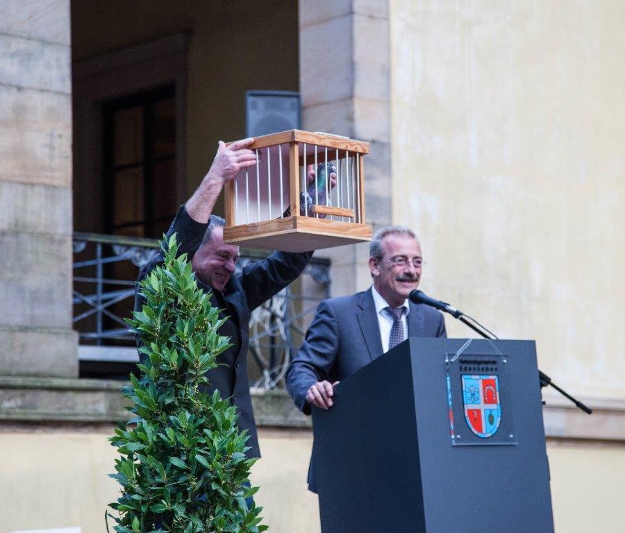 Bürgermeister Olaf Gouasé und Ehrengast Gerhard Manger mit seiner Taube "Olympia 17". Foto: Döringer
