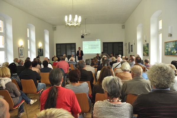 Bürgermeister und Baudezernent Dr. Maximilian Ingenthron stellte gemeinsam mit Vertretern des Stadtbauamts, des städtischen Entsorgungs- und Wirtschaftsbetriebs und des Projektentwicklers, der Hans Lamparter GmbH, den aktuellen Planungsstand des Neubaugebiets „Südlich Breiter Weg“ vor. Foto: ld