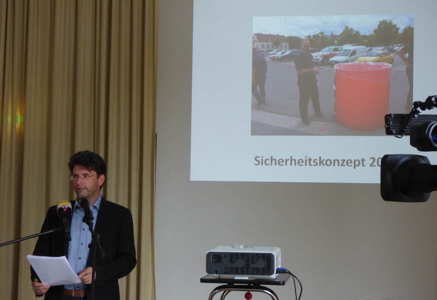 Bürgermeister Glogger stellte das Sicherheitskonzept vor. Foto: Pfalz-Express/Ahme