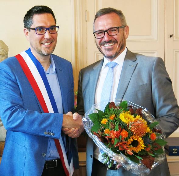 Bürgermeister Marcus Schaile (re.) gratuliert dem neuen Tournuser Bürgermeister Bertrand Veau. Foto: Nelles