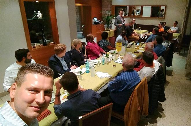 Versammlung der Kreis-FDP - gemäß des digitalen Schwerpunkts der Partei mit einem Selfie den Bundestagsabgeordneten Mario Brandenburg.