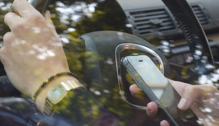 Einen Moment abgelenkt und schon kann das Unglück geschehen: Das Handy darf bei Fahren nicht benutzt werden. Foto: LKA RLP