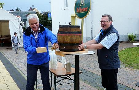Iggelheim, Bürgermeister Peter Christ, Landrat Clemens Körner - Fassbieranstich