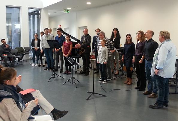  Das Matinee-Ensemble aus Schülern, Eltern und Lehrern. Foto: Beil