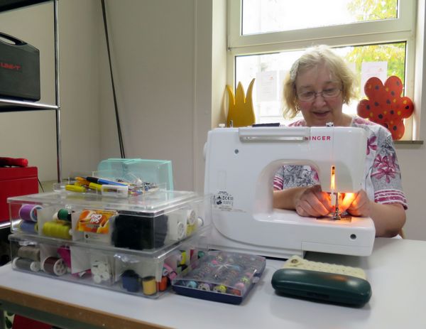 Bernadette Defaux und ihre Nähmaschine warten auf Kunden. Foto: stadt-nw