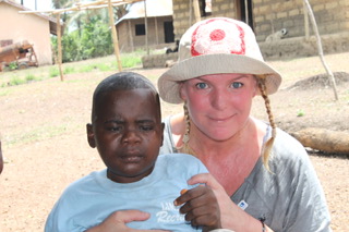 Mirja Boes mit einem blinden Jungen. Foto: Silke Grunow