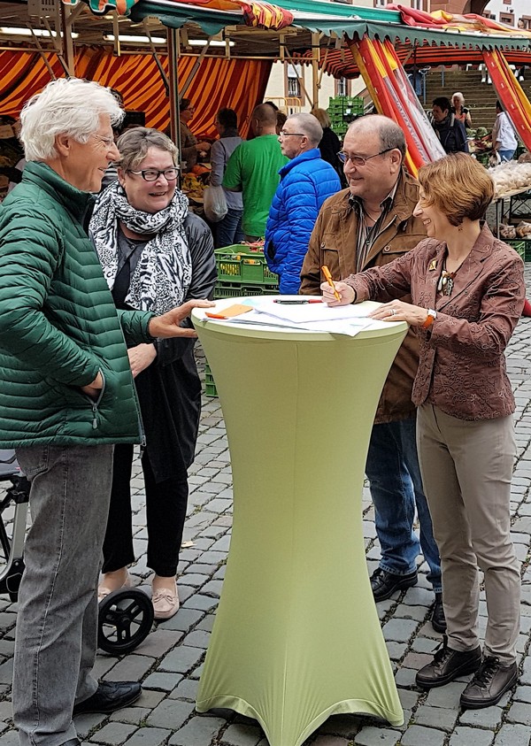 Wolfgang Weiner (links) und Anna Botham-Edighoffer (rechts) bei der Befragung der Markt-Besucher. Foto hi